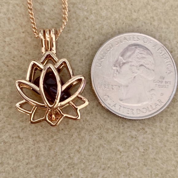 Rose Quartz Lotus Flower Necklace (Gold color) - Picture 8 of 8